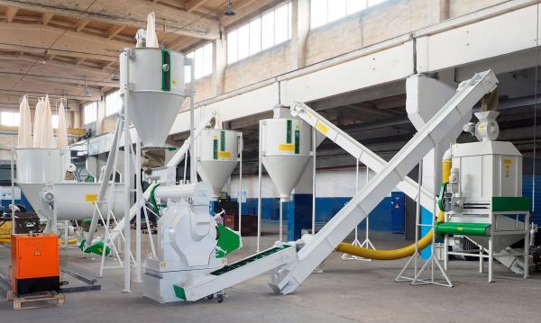 Plant for the production of extruded feed